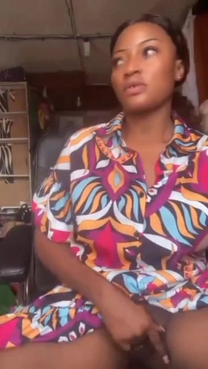 Me and my new slut: Melancap awam mama miang bermain pepek gemuknya di kedainya untuk...