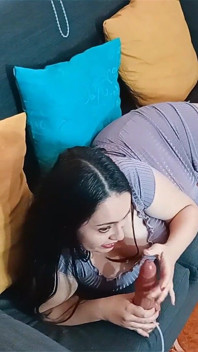 Fată frumoasă care se joacă cu vibratorul ei Guignte pe canapea