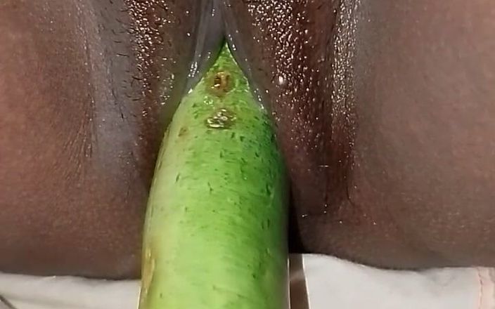 Indian desi hot poja: 이웃의 질에 삽입 된 오이, 질은 매우 쪼이는