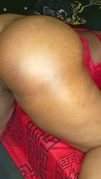 Le ragazze paffute sono state sorprese dopo aver avuto una botta e via con il suo fidanzato migliore