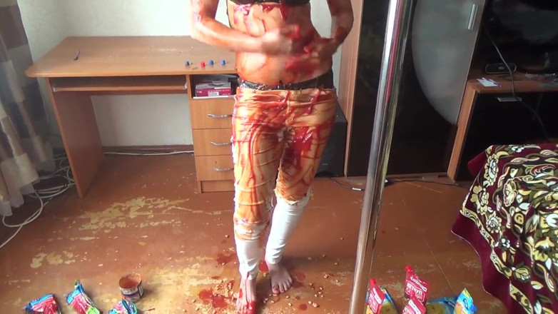 Sexy Milf: Dusche von ketchups und saucen, schmutziger fetisch - kate