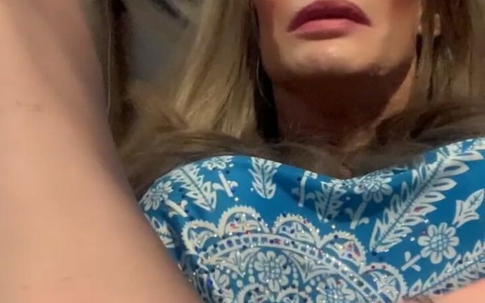 Lisa Luvly: Ich streichcke meinen harten kitzler