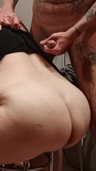 Me masturbo la polla en el gran culo de mi suegra y me corro