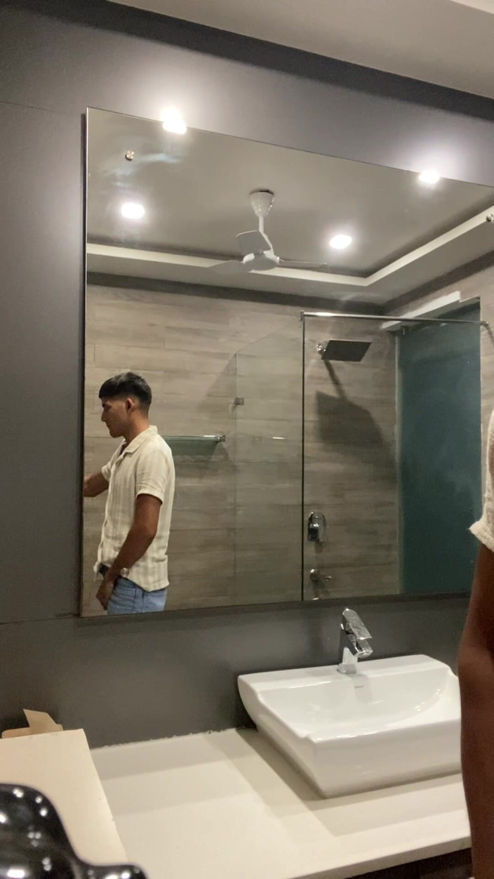 WeakBond365: Top em Tha Washroom com punheta