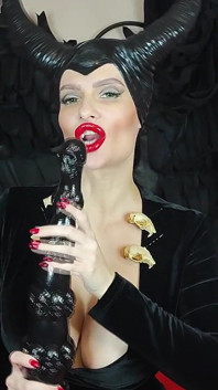 Maleficent'ten güçlü kırmızı ruj öpücüğü