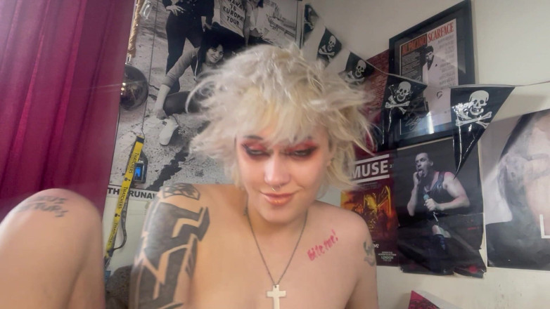 Glitterqueen1999: Meia-irmã fode seu batom fora do boquete cuspindo fetiche por...