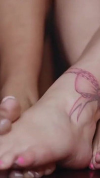 Deux MILF insatiables le traitnt jusqu’aux pieds