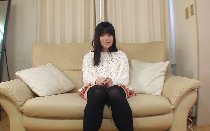 Japan Lust: Hårig japansk tjej trimmar sin fitta
