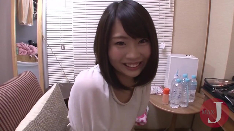 Asian happy ending: 愛らしいアジアのひよこ放尿に彼女のズボン