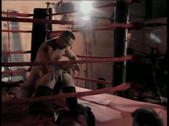 Fuck me Hard: La ragazza si fa sditalinare nel culo nell'anello wreslting