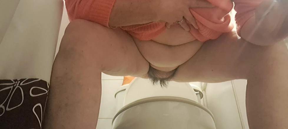 Mommy big hairy pussy: 排尿と膣の掃除