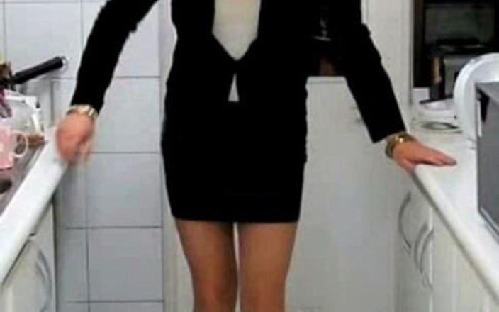 HectorChile1969: Travestiet Fernanda Gomez past haar minirok in de keuken