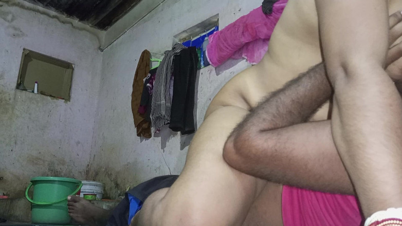 Mridulmadhu: La sorellastra mi ha sorpreso a guardare il porno