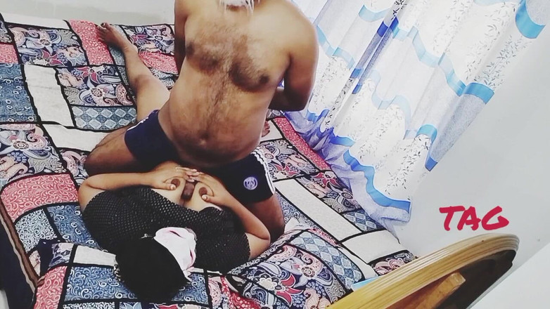 Teensex: Vriendin met dikke kont stemt ermee in om bed te...