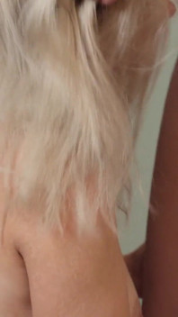 Die blonde stiefmutter laura und ihre stieftochter vika lita fingern sich gegenseitig die muschis