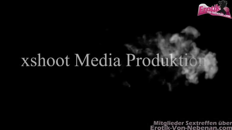 EroCom: Dominująca nastolatka używa swojego niewolnika do sprzątania po gangbangu