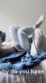 La voisine et moi jouons à la lutte avec les pieds, aux chatouilles et au écrasement
