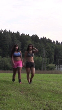 Mamada al aire libre y corrida oral con chicas bi calientes