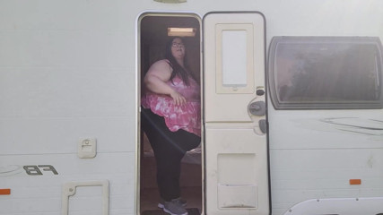 SSBBWLadyBrads: Awek montel super saiz vs karavan kecil pintu