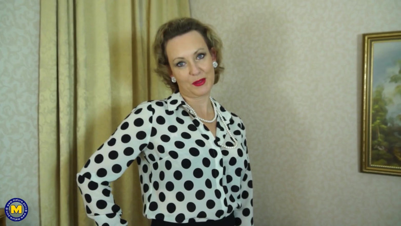 Mature NL: Сексуальна зріла Бетсі Блю в нижній білизні