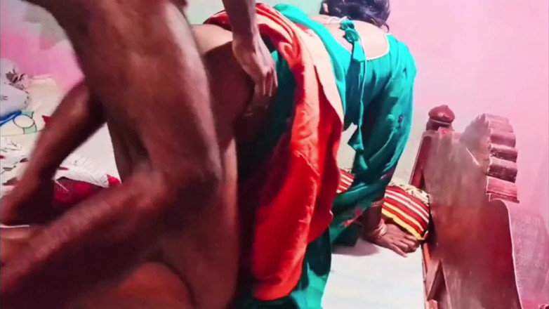 Puja bhabhi hot: Op zijn hondjes bed neuken