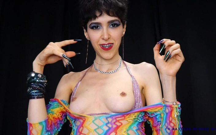 Rebecca Diamante Erotic Femdom: Des petits seins et de longs ongles pour vous envoûter...