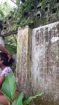 La colombiana fa sesso senza preservativo in una casa abbandonata