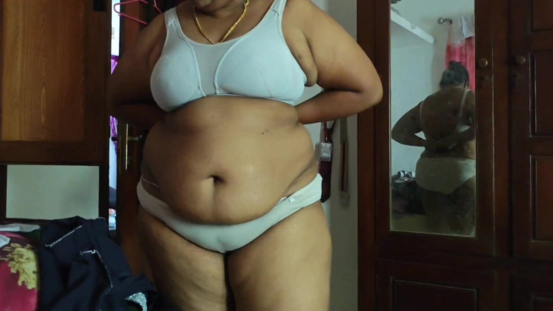 Anne Ipe: Gordita india se desnuda completamente para la cámara antes de...