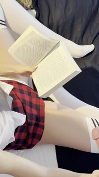 Kaki panjang blonde seksi terhangat dalam skirt seragam sekolah dan skirt lutut melaungkan telur besar seorang lelaki batang besar