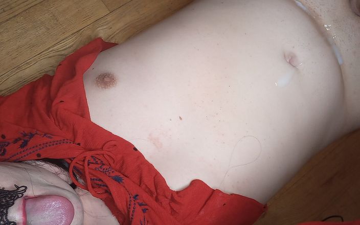 Mommy with secret: Une trans sexy s&amp;#039;amuse toute seule et mange du sperme