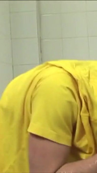 Skin twink dominiert den schwanz, geiler neuer abspritzer in der toilette