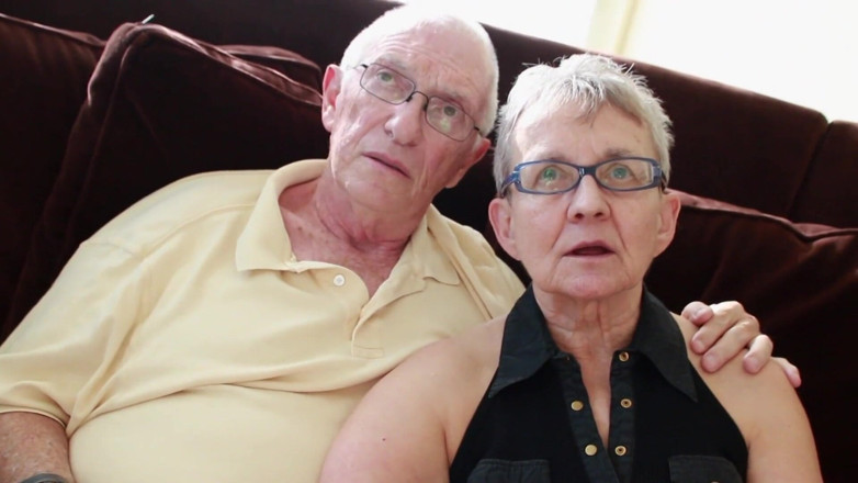 Hard-X: Une salope mature coquine se fait baiser dans un trio