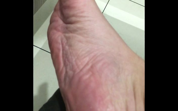 Manly foot: शॉपिंग सेंटर में सार्वजनिक शौचालय - उत्तेजित हो गया है किसी के लिए मछली पकड़ने जाने के लिए मेरी अंगुड़ियों को चूसने का फैसला किया
