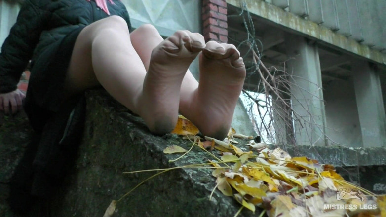 Mistress Legs: Chân nylon ngoài trời chơi với lá mùa thu