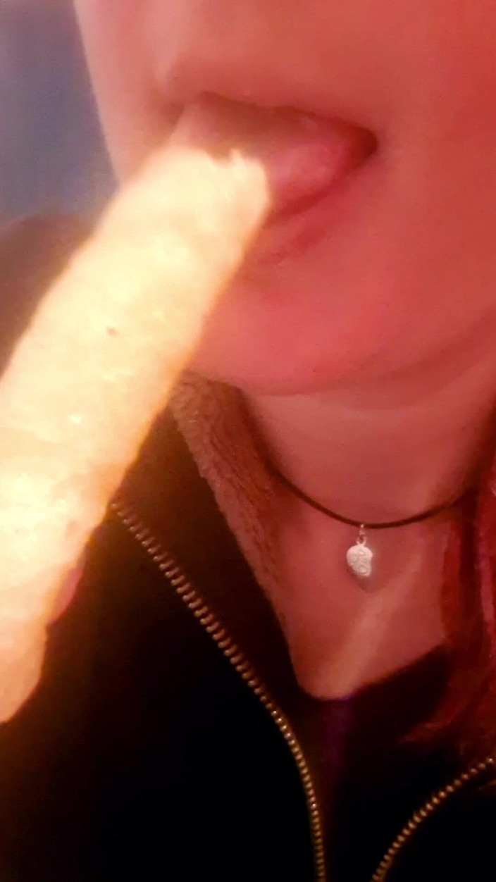 Ana Liz: Versautes mädchen lutscht kartoffeln