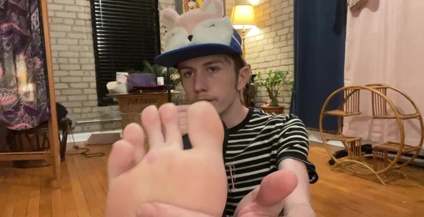 GhostCams: Ест мороженое и показывает мои ступни