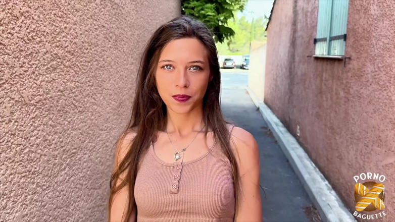 Porno Baguette: Лола, молодая телочка, хочет горячий тройничок