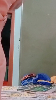 Indiana crossdresser gaurisissy pressionando seus peitos grandes e dedilhado em sua bunda grande raspada limpa em sari vermelho