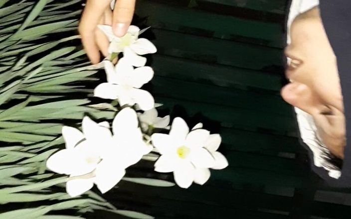 Lesbian-candys: Önce komşumu çiçeklere hayran olmaya davet ettim ve sonra onu ortasında...