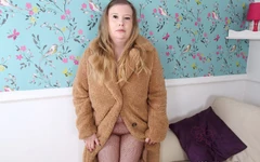Hayley, femme mature pulpeuse, expose ses énormes seins et s’enfile un gode en profondeur