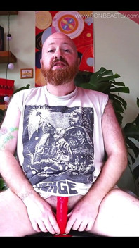 Ftm cea păroasă călărește un vibrator pe scaun