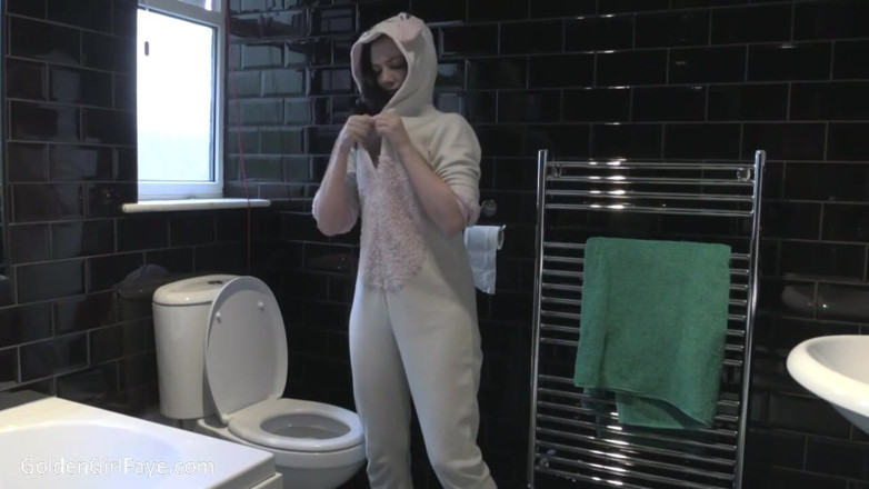 Her Kink UK: Onesie wee
