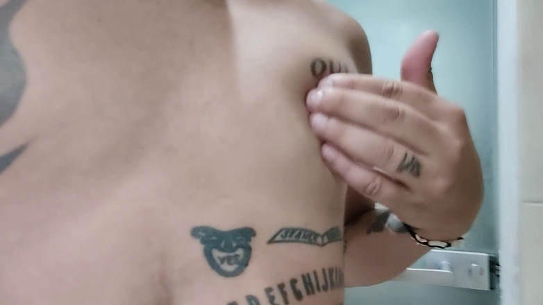 Idmir Sugary: Показ татуйовані груди та пірсинг сосків - стискання та торкання грудей - гра з цицьками