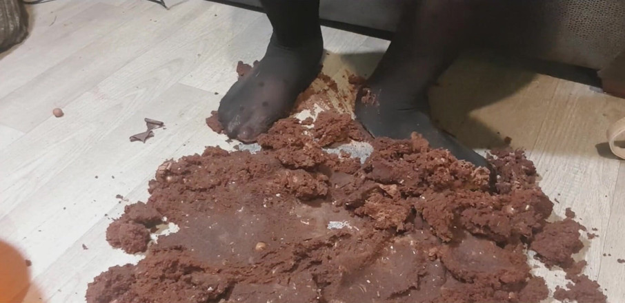 Simp to my ebony feet: Pisotón de pies de pastel de chocolate completo