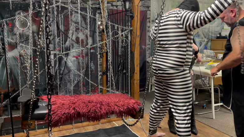 Aaexperiencesltd: ตอนที่ 1: - Lanista Bear และ Domina Satana โดนแขวนอยู่ในคุกใต้ดินครั้งแรก ใช้งานอยู่