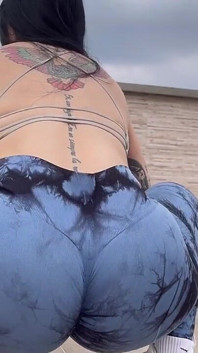 Pieprzę ładnego kutasa podczas ćwiczeń i rozrywam legginsy