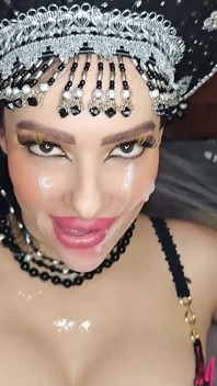 Mamada de bimbo eslava, corrida facial