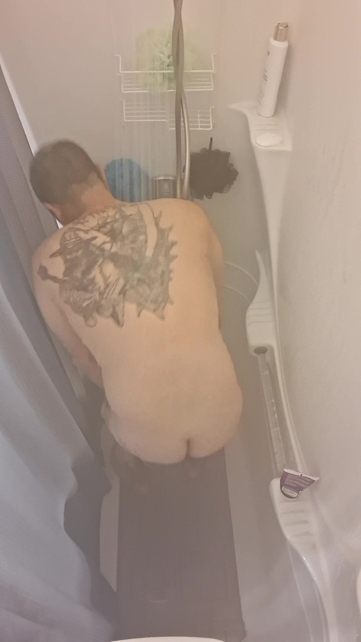 DubeSnackes: DubeSnackes, "Shower Time", Pocieranie baniek mydlanych na całym ciele, a następnie...