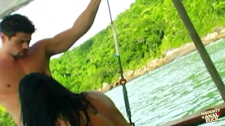 Naughty anal fuck: Tatuada gata sexy em um biquíni recebe sua buceta apertada...