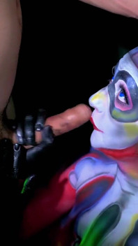 Harley Quinn Puddin'e en iyi sakso vücut boyasını veriyor